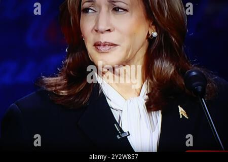 Bloomington, États-Unis. 10 septembre 2024. La candidate démocrate Kamala Harris écoute à la télévision lors d'un débat avec le candidat républicain Donald Trump le 10 septembre 2024 à Bloomington, Indiana. Après avoir remporté la nomination du Parti démocrate suite à la décision du président Joe Biden de quitter la course, candidat démocrate à la présidence, le vice-président américain Kamala Harris affronte l'ancien président Donald Trump, candidat républicain à la présidence. Crédit : SOPA images Limited/Alamy Live News Banque D'Images