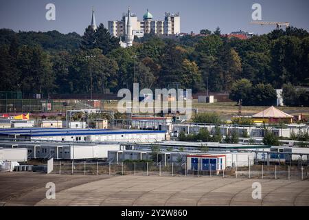 Blick zu den Tempohomes mit der Sehitlik Moschee im Hintergrund während eines Presserungangs der Dach- und Betondeckensanierung der Vorfeldüberdachung am Flughafen Tempelhof in Berlin am 3. Septembre 2024. DACH- und Betondeckensanierung der Vorfeldüberdachung am Flughafen Tempelhof *** vue des Tempohomes avec la mosquée Sehitlik en arrière-plan lors d'un lancement de presse de la rénovation du toit et du plafond en béton de la toiture du tablier de l'aéroport Tempelhof de Berlin le 3 septembre 2024 rénovation du toit et du plafond en béton de la toiture du tablier de l'aéroport Tempelhof Banque D'Images