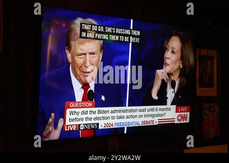 Bloomington, États-Unis. 10 septembre 2024. Le président républicain candidat Donald Trump parle à la télévision lors d'un débat avec le candidat démocrate Kamala Harris le 10 septembre 2024 à Bloomington, Indiana. Après avoir remporté la nomination du Parti démocrate suite à la décision du président Joe Biden de quitter la course, candidat démocrate à la présidence, le vice-président américain Kamala Harris affronte l'ancien président Donald Trump, candidat républicain à la présidence. (Photo de Jeremy Hogan/SOPA images/Sipa USA) crédit : Sipa USA/Alamy Live News Banque D'Images