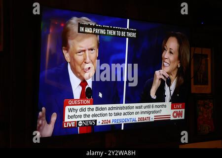 Bloomington, États-Unis. 10 septembre 2024. Le président républicain candidat Donald Trump parle à la télévision lors d'un débat avec le candidat démocrate Kamala Harris le 10 septembre 2024 à Bloomington, Indiana. Après avoir remporté la nomination du Parti démocrate suite à la décision du président Joe Biden de quitter la course, candidat démocrate à la présidence, le vice-président américain Kamala Harris affronte l'ancien président Donald Trump, candidat républicain à la présidence. (Photo de Jeremy Hogan/SOPA images/Sipa USA) crédit : Sipa USA/Alamy Live News Banque D'Images