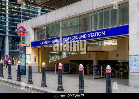 L'entrée de la station de métro Cannon Street située sur Dowgate Hill dans la ville de Londres, Londres, Royaume-Uni Banque D'Images