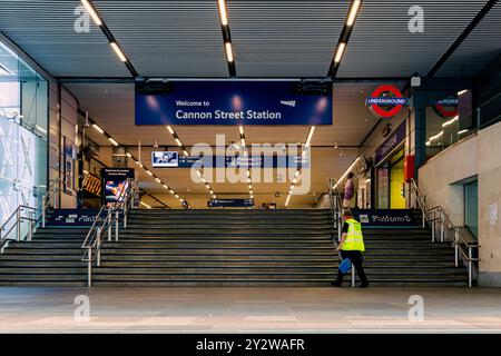 L'entrée principale de la gare de Cannon Street une entrée commune pour les services de train national et de métro de Londres sur Cannon St dans la ville de Londres, au Royaume-Uni Banque D'Images