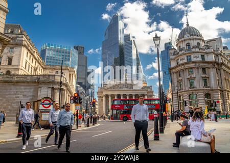 Les gens traversent la route à Bank Junction dans la ville de Londres, Londres, Royaume-Uni Banque D'Images
