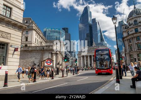 Un bus à impériale numéro 25 londonien passant par Bank Junction dans la ville de Londres, avec 22 Bishopsgate dominant l'horizon, Londres, Royaume-Uni Banque D'Images