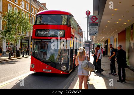 Un bus londonien numéro 19 à un arrêt de bus à l'extérieur de Peter Jones sur la Kings Road, Sloane Square, Londres, Royaume-Uni Banque D'Images