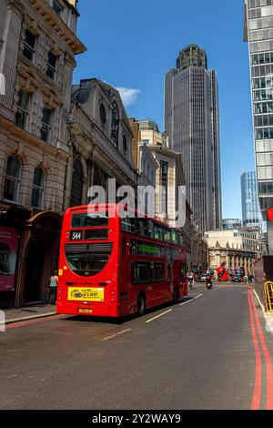 Un bus numéro 344 Londres fait son chemin le long de Gracechurch Street avec la Tour 42 en arrière-plan, City of London, Londres, Royaume-Uni Banque D'Images