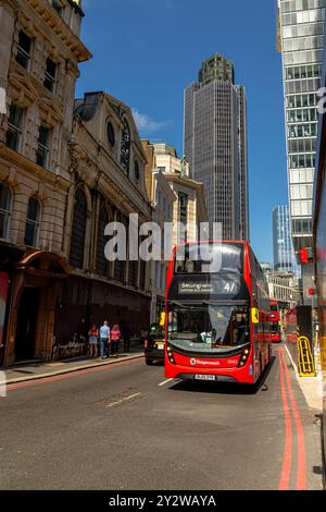Un bus numéro 47 Londres fait son chemin le long de Gracechurch Street avec la Tour 42 en arrière-plan, City of London, Londres, Royaume-Uni Banque D'Images