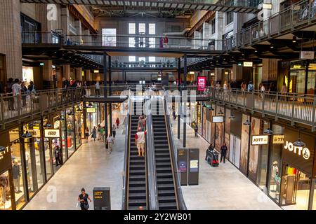 L'intérieur du turbine Hall A à l'intérieur de la Battersea Power Station, une ancienne centrale au charbon maintenant une destination de loisirs de choix à Nine Elms, Londres Banque D'Images