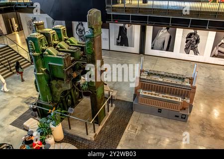 Appareillage original exposé à Boiler House North à l'intérieur de la centrale électrique de Battersea rédéveloppée, Nine Elms, Londres Banque D'Images