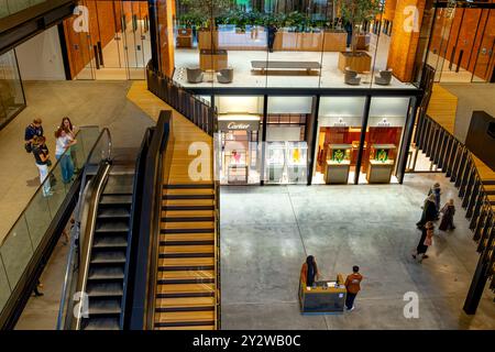 Les gens marchant devant montres de Suisse un magasin haut de gamme à l'intérieur de Battersea Power Station , maintenant un grand complexe commercial et de loisirs, Battersea, Londres Banque D'Images