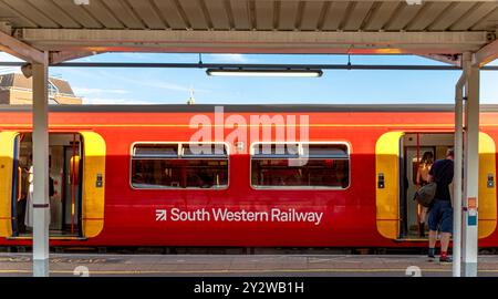 Les gens embarquent dans un train South Western Railway à la gare Clapham Junction Railway Station dans le sud-ouest de Londres, Royaume-Uni Banque D'Images