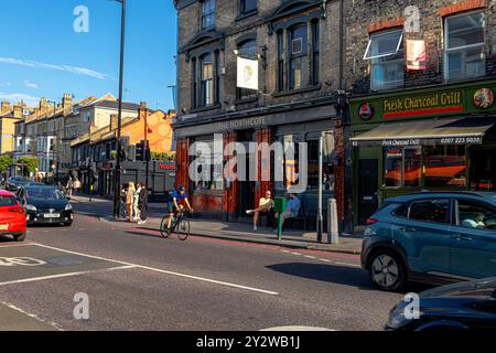 Deux personnes assises devant le Northcote, un pub à Clapham Junction, à l'angle de Battersea Rise et Northcote Road, Londres SW11 Banque D'Images