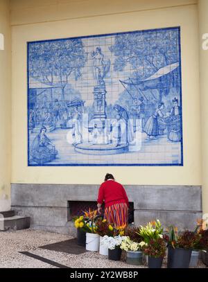 Une photo des tuiles murales montre la vie historique sur le marché de Funchal sur l'île de Madère Banque D'Images