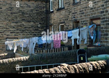 Blanchisserie familiale, vêtements fraîchement lavés, linge traînant à sécher sur une corde à linge dans le jardin avant. Scholes Yorkshire, Nord de l'Angleterre des années 2018 2010 Royaume-Uni HOMER SYKES Banque D'Images