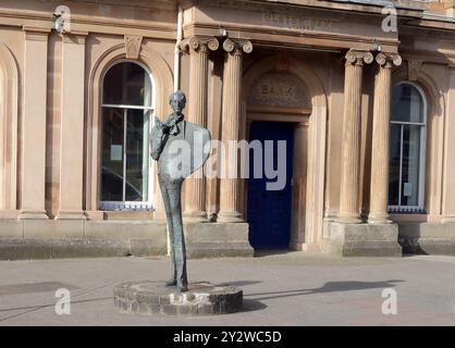 Sligo, County Sligo, IRE. 30 août 2024. 20240830 - Une statue du poète irlandais William Butler Yeats se dresse devant le bâtiment fermé de la Ulster Bank à Sligo, en Irlande. (Crédit image : © Chuck Myers/ZUMA Press Wire) USAGE ÉDITORIAL SEULEMENT! Non destiné à UN USAGE commercial ! Banque D'Images