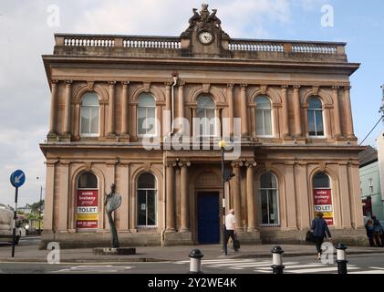 Sligo, County Sligo, IRE. 30 août 2024. 20240830 - Une statue du poète irlandais William Butler Yeats, en bas à gauche, se dresse à l'extérieur du bâtiment fermé de la Ulster Bank à Sligo, en Irlande. (Crédit image : © Chuck Myers/ZUMA Press Wire) USAGE ÉDITORIAL SEULEMENT! Non destiné à UN USAGE commercial ! Banque D'Images