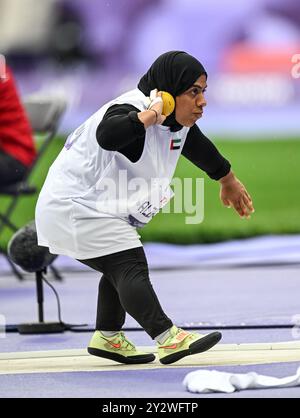 Maryam Alzeyoudi, des Émirats arabes Unis, concourant au tir T47 féminin aux Jeux paralympiques d’été de Paris 2024 au stade de France sur se Banque D'Images