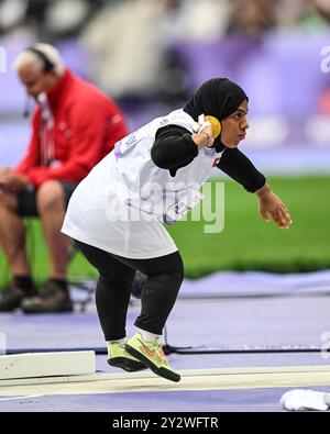 Maryam Alzeyoudi, des Émirats arabes Unis, concourant au tir T47 féminin aux Jeux paralympiques d’été de Paris 2024 au stade de France sur se Banque D'Images