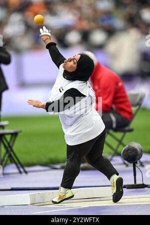 Maryam Alzeyoudi, des Émirats arabes Unis, concourant au tir T47 féminin aux Jeux paralympiques d’été de Paris 2024 au stade de France sur se Banque D'Images