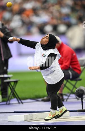 Maryam Alzeyoudi, des Émirats arabes Unis, concourant au tir T47 féminin aux Jeux paralympiques d’été de Paris 2024 au stade de France sur se Banque D'Images