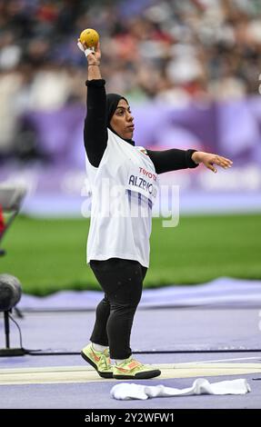 Maryam Alzeyoudi, des Émirats arabes Unis, concourant au tir T47 féminin aux Jeux paralympiques d’été de Paris 2024 au stade de France sur se Banque D'Images