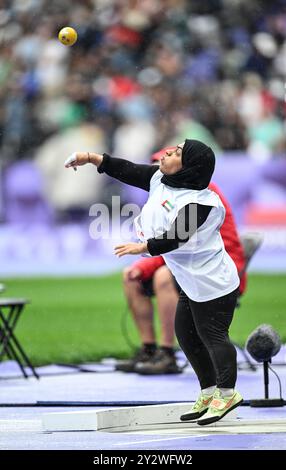 Maryam Alzeyoudi, des Émirats arabes Unis, concourant au tir T47 féminin aux Jeux paralympiques d’été de Paris 2024 au stade de France sur se Banque D'Images