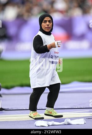 Maryam Alzeyoudi, des Émirats arabes Unis, concourant au tir T47 féminin aux Jeux paralympiques d’été de Paris 2024 au stade de France sur se Banque D'Images