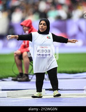 Maryam Alzeyoudi, des Émirats arabes Unis, concourant au tir T47 féminin aux Jeux paralympiques d’été de Paris 2024 au stade de France sur se Banque D'Images