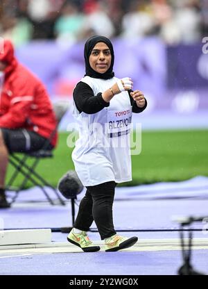 Maryam Alzeyoudi, des Émirats arabes Unis, concourant au tir T47 féminin aux Jeux paralympiques d’été de Paris 2024 au stade de France sur se Banque D'Images