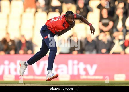 Jofra Archer d'Angleterre livre le ballon lors du premier match de la série Vitality IT20 Angleterre vs Australie à l'Utilita Bowl, Southampton, Royaume-Uni, le 11 septembre 2024 (photo de Craig Thomas/News images) Banque D'Images