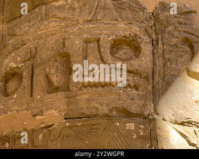 Louxor, Égypte ; 16 janvier 2024 : les hiéroglyphes complexes de la salle Hypostyle du temple de Karnak sont un témoignage impressionnant de la puissance. Banque D'Images