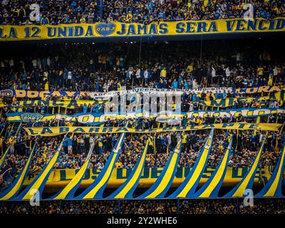 Ligue Argentine de football professionnel, première division. Le Club Atlético Boca Juniors affronte son homologue San Lorenzo de Almagro dans une nouvelle édition de la classique du football Rio de la Plata. Avec des buts de Gimenez, Merentiel et Saracchi, l’équipe de la Boca a remporté le duel 3 à 2. Banque D'Images