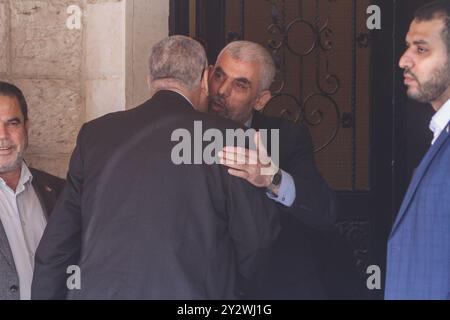 Gaza, Palestine. 03 novembre 2019. Le président de la Commission électorale centrale palestinienne, Hanna Nasir, s’entretient dans la ville de Gaza avec le chef du bureau politique du Hamas, Ismail Haniyeh, et avec Yahya Sinwar, le dirigeant du Hamas à Gaza, sur la possibilité d’organiser des élections. Au cours des pourparlers, les dirigeants du Hamas ont déclaré qu’ils étaient prêts à se joindre aux élections et à surmonter tous les obstacles potentiels dans le processus. L’événement a fait suite à une réunion à Gaza la semaine dernière entre Hanna Nasir, la direction du Hamas, ainsi que des dirigeants d’autres factions palestiniennes, au cours de laquelle un accord a été conclu pour tenir des mesures législatives Banque D'Images