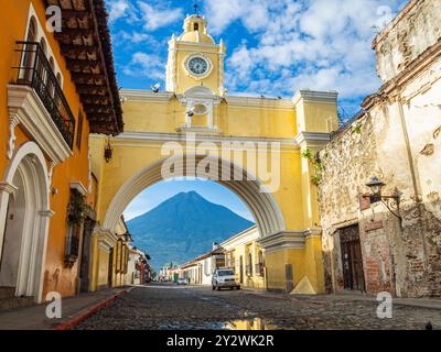 Vue sur Arco de Santa Catalina et volcan de Agua à Antigua Guatemala. Banque D'Images