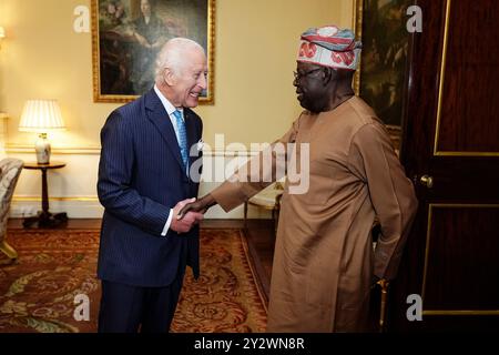 Le roi Charles III lors d'une audience avec le président du Nigeria Bola Ahmed Tinubu, au palais de Buckingham à Londres. Date de la photo : mercredi 11 septembre 2024. Banque D'Images