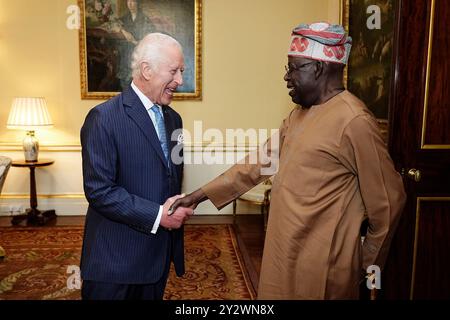 Le roi Charles III lors d'une audience avec le président du Nigeria Bola Ahmed Tinubu, au palais de Buckingham à Londres. Date de la photo : mercredi 11 septembre 2024. Banque D'Images