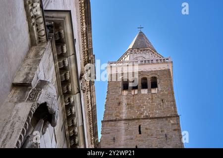 Koper, Slovénie - 25 août 2024 : L'impressionnant clocher de la cathédrale de Koper en Slovénie *** Der beeindruckende Glockenturm der Kathedrale von Koper à Slowenien Banque D'Images