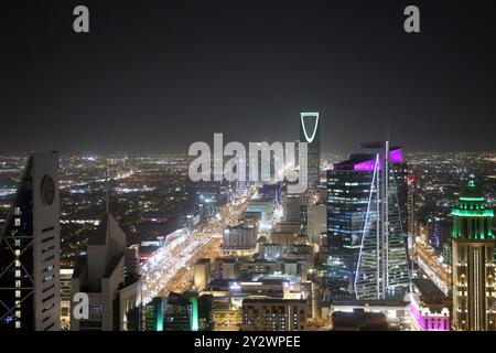 Riyad, Arabie Saoudite – 11 septembre 2024 : le centre de Riyad la nuit, avec la tour du Royaume s'élevant au-dessus de la ville Banque D'Images