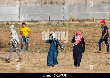 Gaza City, Palestine. 24 mai 2019. Les Palestiniens manifestent lors de ce grand rassemblement de marche du retour de vendredi dans la région de Malika à l’est de la ville de Gaza, près de la frontière avec Israël. Les manifestants palestiniens se sont rassemblés sur différents sites à Gaza près de la frontière avec Israël pour les manifestations hebdomadaires de ce vendredi et des affrontements ont éclaté entre eux et les soldats israéliens. 16 Palestiniens, dont un paramédical, ont été blessés par des balles en caoutchouc et par inhalation de gaz utilisés par les forces israéliennes pour disperser les manifestants. Depuis le 30 mars 2018, les Palestiniens de Gaza organisent au moins une fois par semaine des manifestations contre Banque D'Images