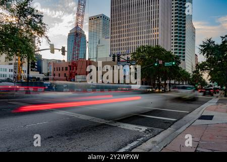 La lumière se répand en raison de la circulation aux heures de pointe à Tampa, en Floride Banque D'Images