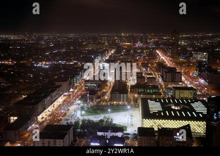 Riyad, Arabie Saoudite – 11 septembre 2024 : la capitale saoudienne Riyad la nuit, avec la Bibliothèque nationale du Roi Fahd au premier plan Banque D'Images