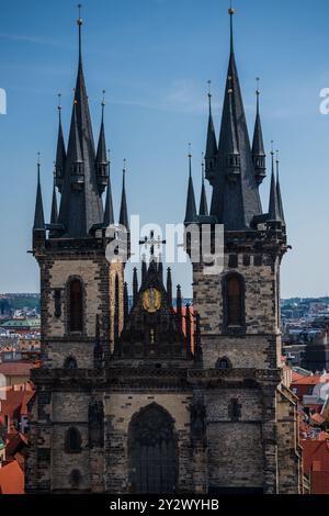 Vue de l'église notre-Dame avant Tyn depuis l'horloge astronomique dans la tour de l'ancien hôtel de ville, Prague Banque D'Images