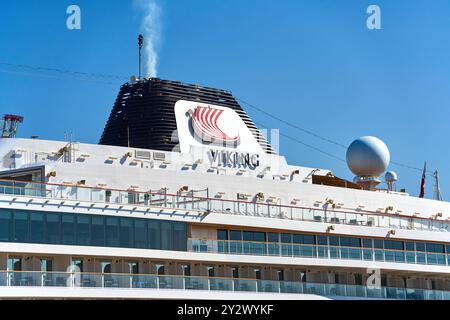 Koper, Slovénie - 25 août 2024 : Smokestack du navire de croisière Viking Sea avec le logo distinctif qui représente le voyage de luxe sur les océans du monde *** Schornstein des Viking Kreuzfahrtschiffes Viking Sea mit dem markanten logo, das für Luxusreisen auf den Weltmeeren steht Banque D'Images