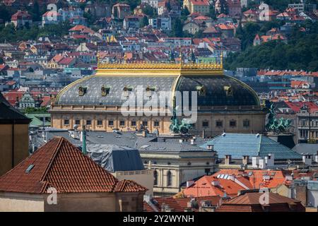 Vue du Théâtre National depuis la Tour de l'horloge astronomique de Prague Banque D'Images