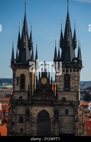 Vue de l'église notre-Dame avant Tyn depuis l'horloge astronomique dans la tour de l'ancien hôtel de ville, Prague Banque D'Images