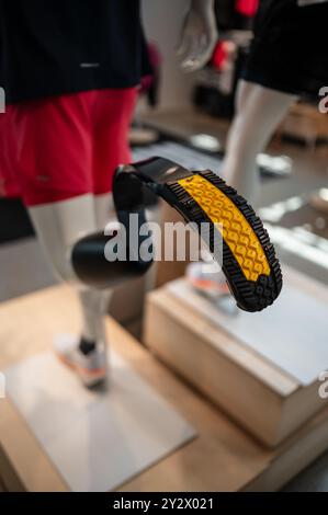 Jambe prothétique de running sur Nike Store de Prague Banque D'Images