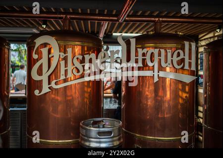 Pilsner Urquell Beer au marché Manifesto, une expérience culturelle incontournable au cœur de Prague avec des bars pop-up design et high-q Banque D'Images