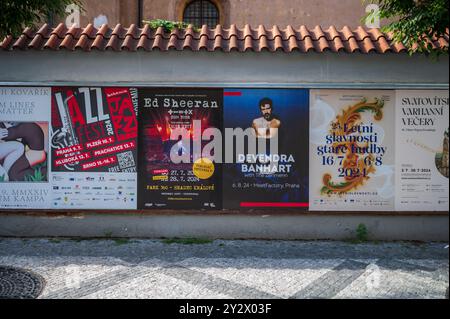 Musique live et affiches événementielles à Prague Banque D'Images