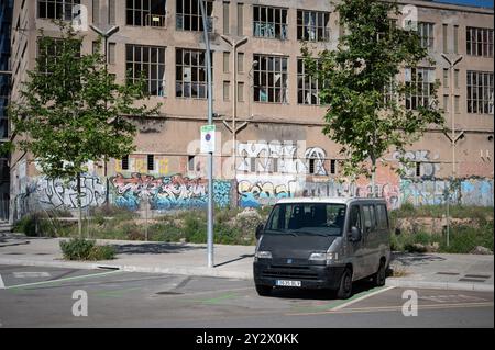 Une ancienne fourgonnette Fiat Ducato de deuxième génération de 1993 stationnée dans la vieille zone industrielle de Barcelone. Derrière, il y a une vieille usine abandonnée Banque D'Images