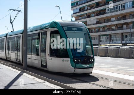 Tram, tramway des transports publics de la ville de Barcelone qui traverse la ville. C'est la ligne T5 qui passe par Glories. Banque D'Images